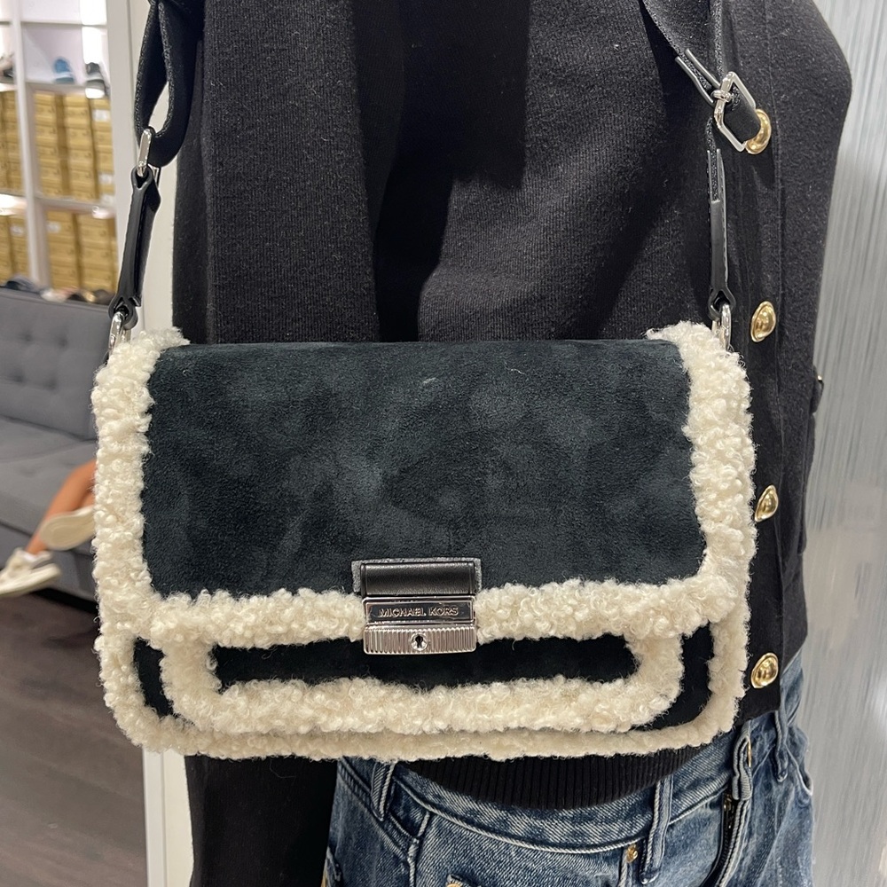 MICHAEL KORS Bradshaw Medium Suede and Faux Shearling Messenger Bag
Black
NWT - Picture 14 of 16